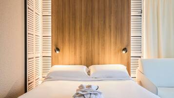 Habitación ejecutiva, 1 cama matrimonial y sofá cama | Muebles diferentes, escritorio y espacio para trabajar con laptop