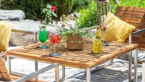 Una mesa de madera con bebidas y una planta.