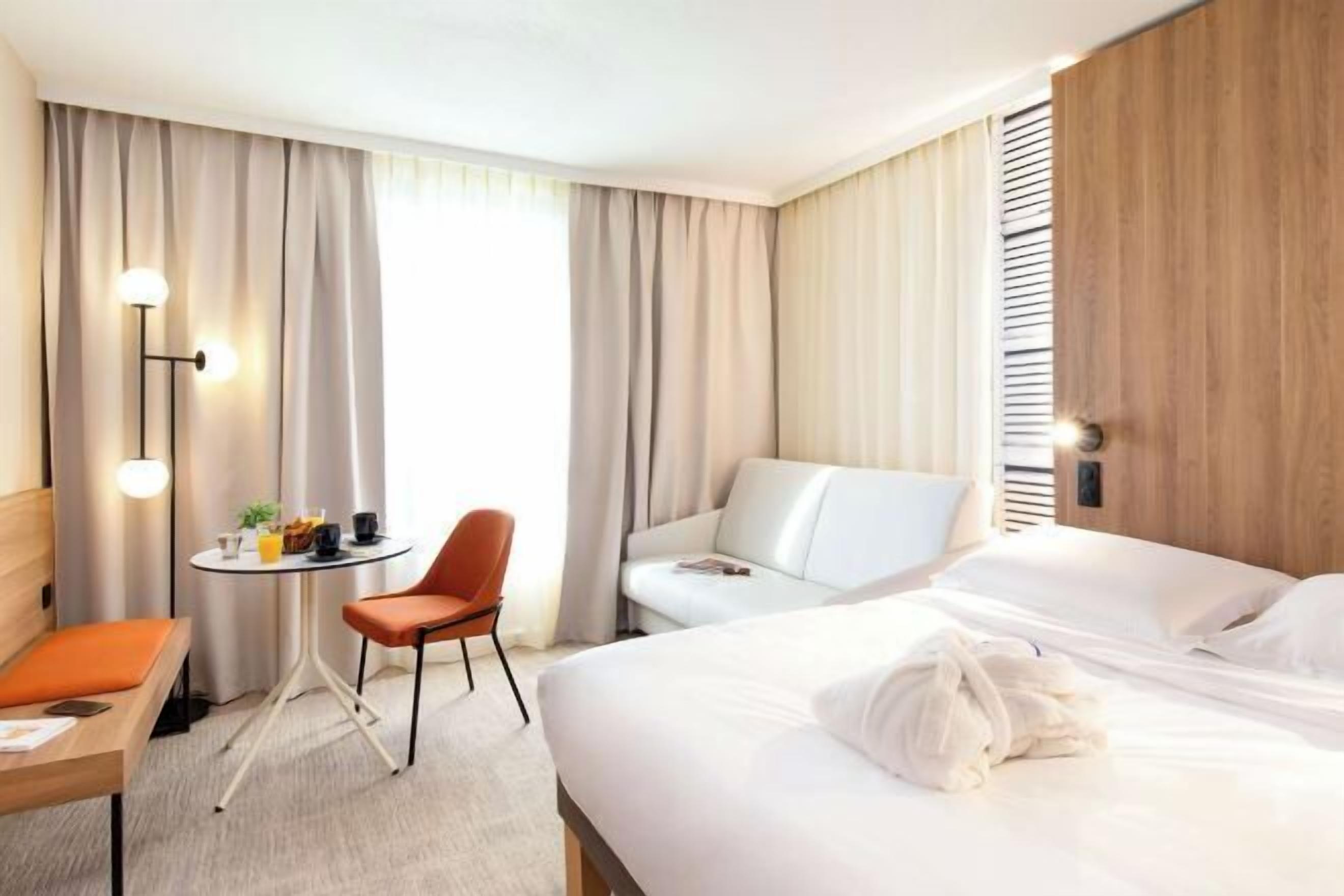 Muebles diferentes, escritorio y espacio para trabajar con laptop 