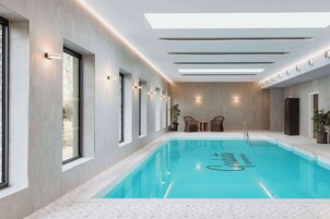 Una piscina cubierta