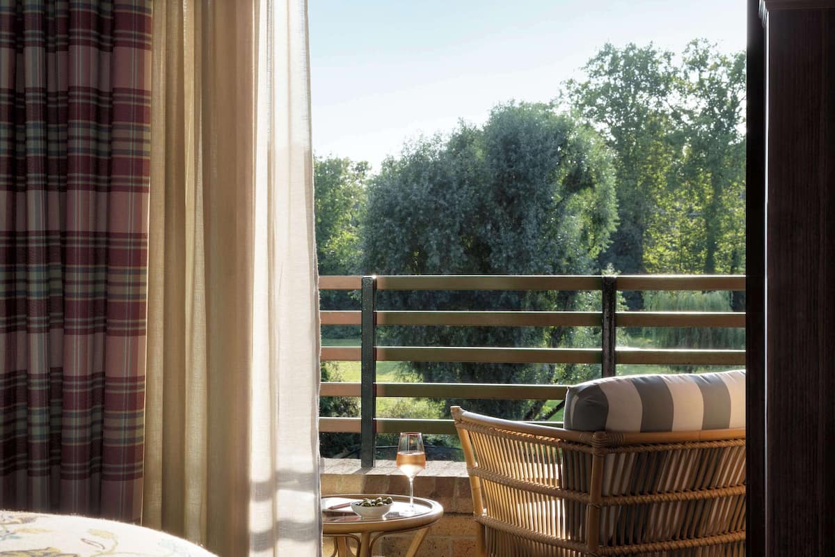 egyptian cotton sheets, premium bedding, down duvets, pillow-top beds