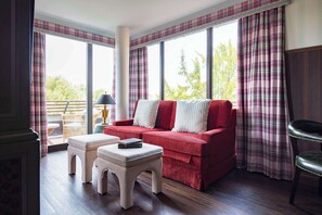 50-inch flat-screen TV with cable channels, TV - Graduate by Hilton Cambridge (Cambridge)