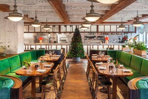 Se sirven desayunos, almuerzos, cenas y cocina británica