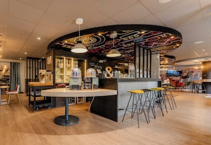 Bar (on property) -  B&B HOTEL Lille Villeneuve d'Ascq Hôtel de Ville (Villeneuve-d'Ascq)