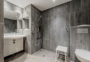 Chambre Double Standard, 1 lit double, accessible aux personnes à mobilité réduite, non-fumeurs | Salle de bain | Douche, articles de toilette écologiques, sèche-cheveux