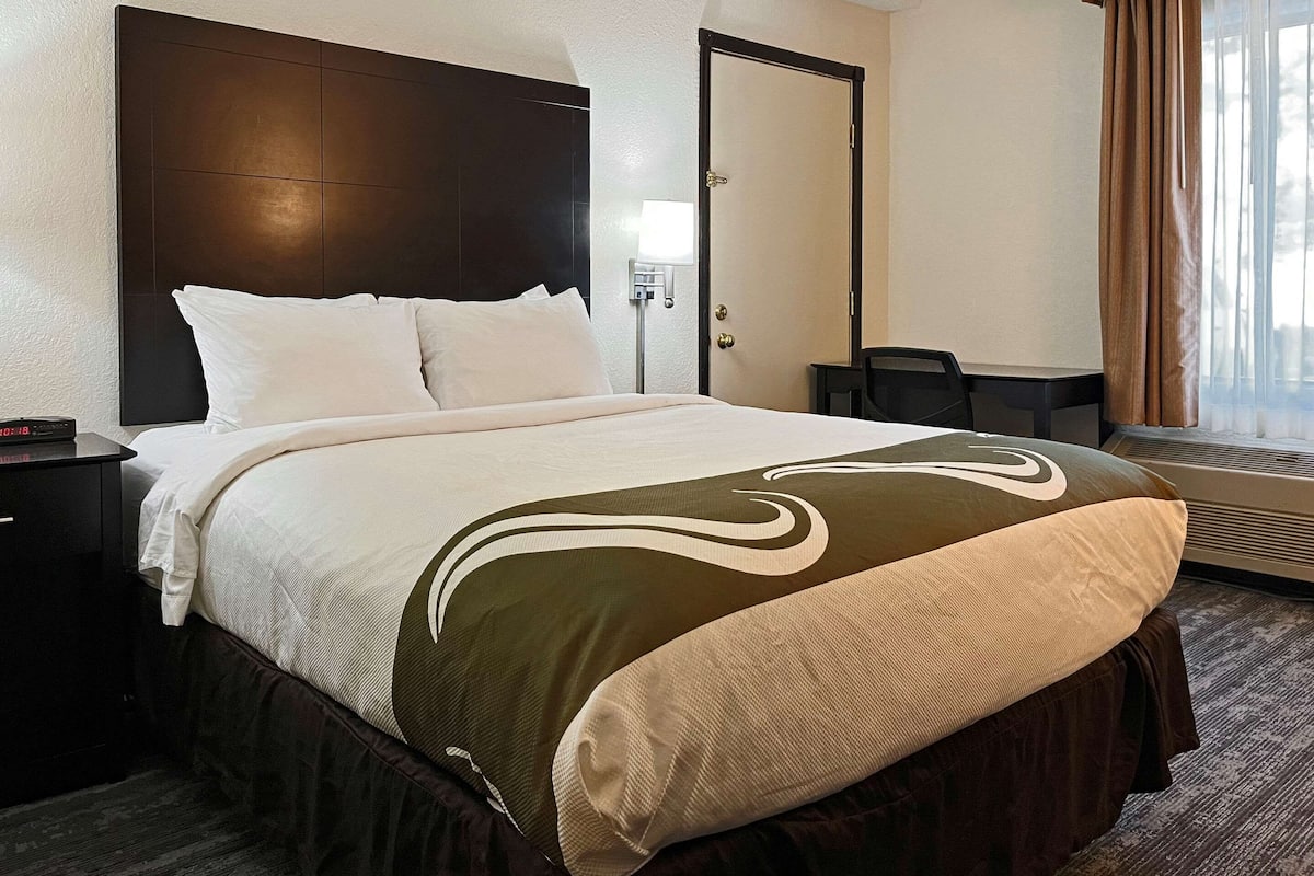 room, 1 queen bed, accessible, non smoking | blackout curtains, iron/ironing board, free cots/infant beds, free wifi