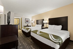 Blackout drapes, iron/ironing board, free cribs/infant beds, free WiFi - Quality Inn Traverse City (Traverse City)