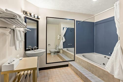 Suite, 1 très grand lit, non-fumeur | Rideaux d’obscurcissement, fer et planche à repasser