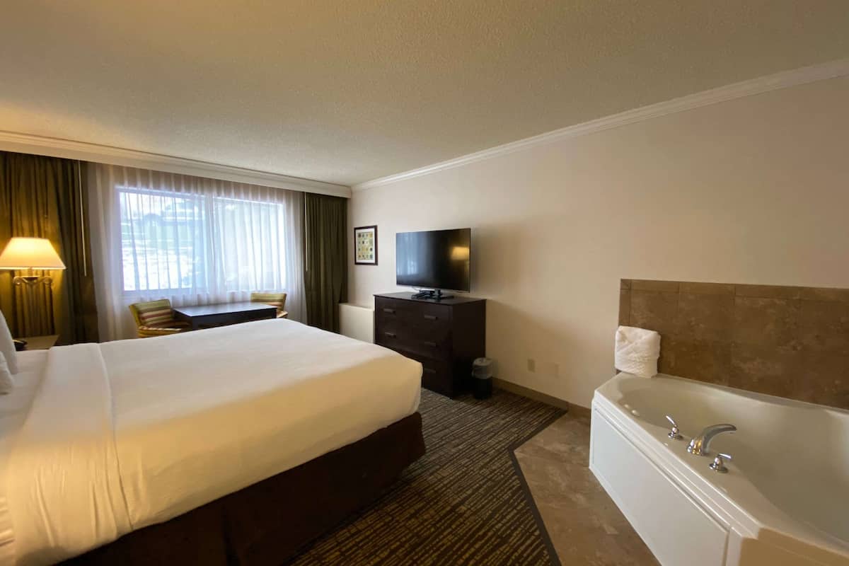 Suite, 1 King Bed, Non Smoking | Premium bedding, in-room safe, desk, soundproofing