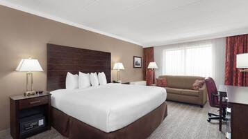 Luxe beddengoed, een kluis op de kamer, een bureau, geluiddichte muren