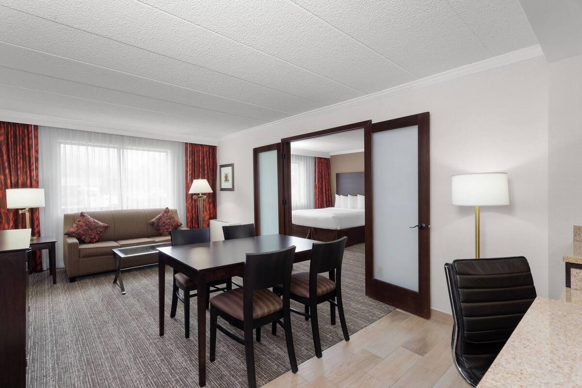 Suite, 1 Bedroom, Non Smoking | Premium bedding, in-room safe, desk, soundproofing