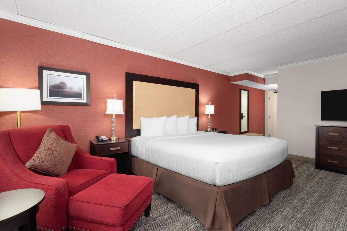 Premium bedding, in-room safe, desk, soundproofing