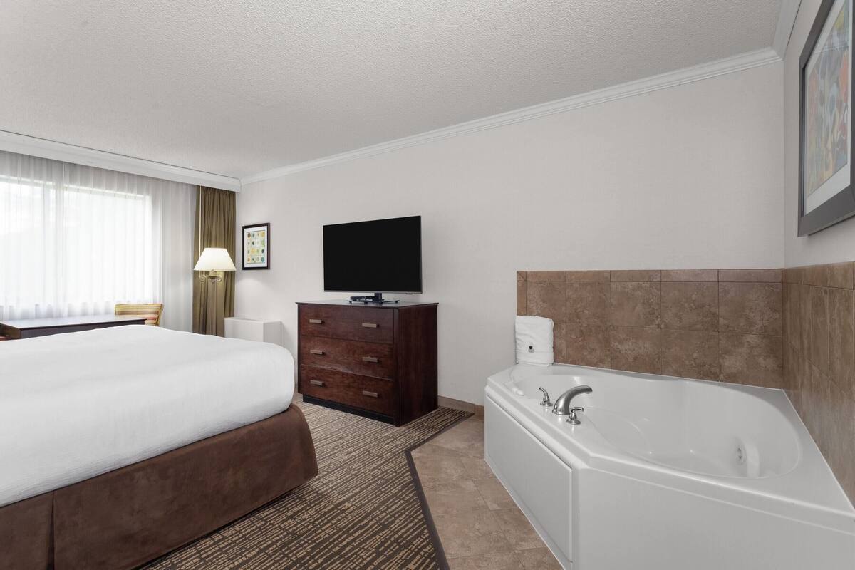 Suite, 1 King Bed, Non Smoking | Jetted bathtub