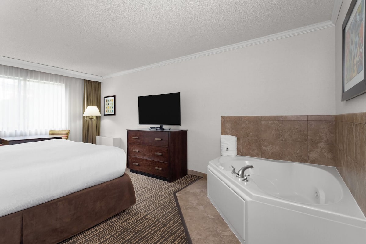 Suite, 1 King Bed, Non Smoking | Jetted tub
