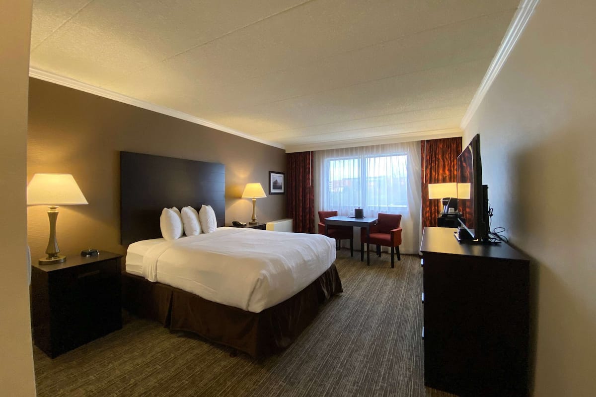 Room, 1 King Bed, Accessible, Non Smoking (Mobility, Roll-in Shower) | Premium bedding, in-room safe, desk, soundproofing