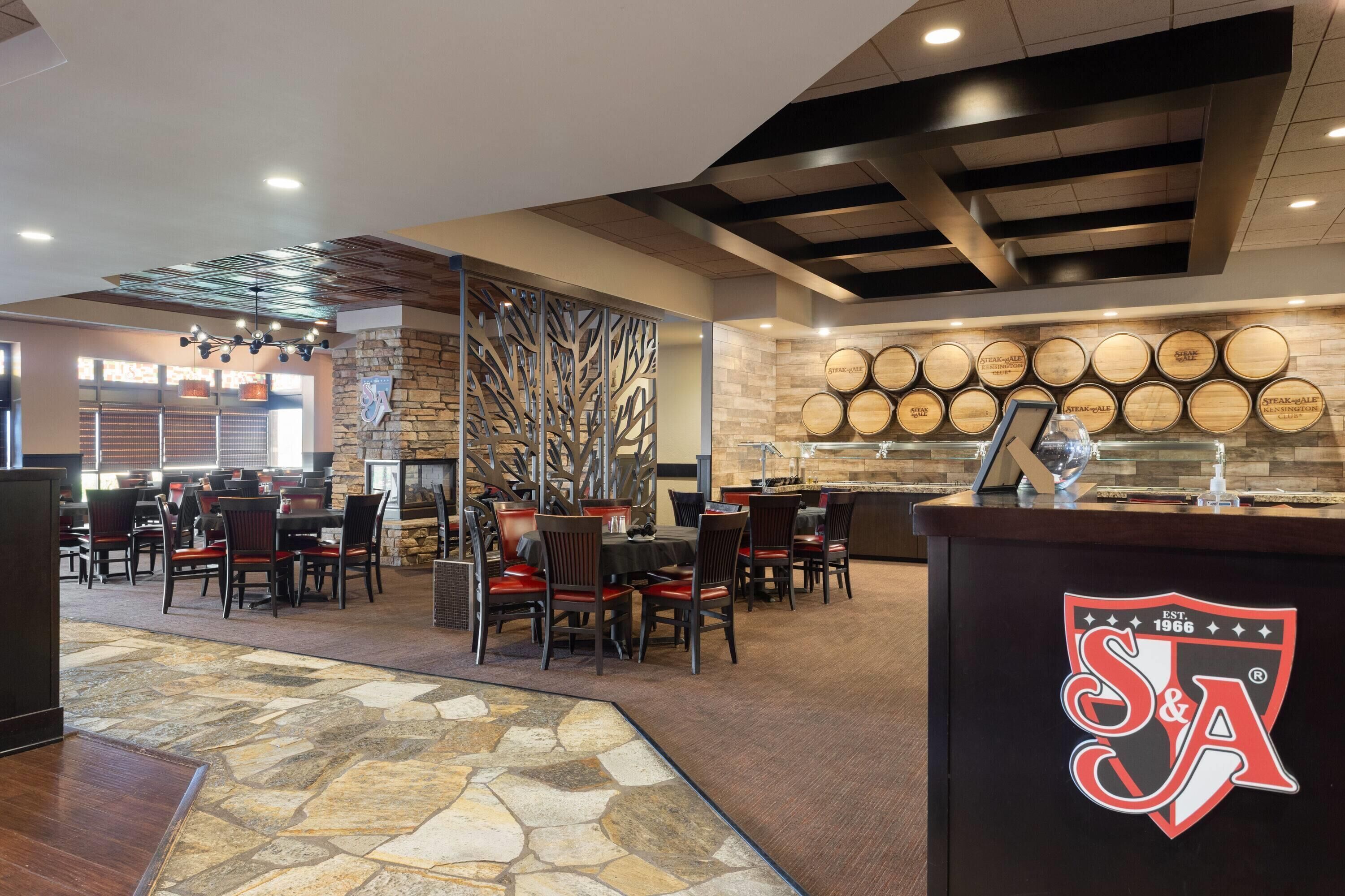 供應早餐、午餐和晚餐，美國料理