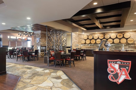 Breakfast, lunch and dinner served . Wyndham Minneapolis South/Burnsville