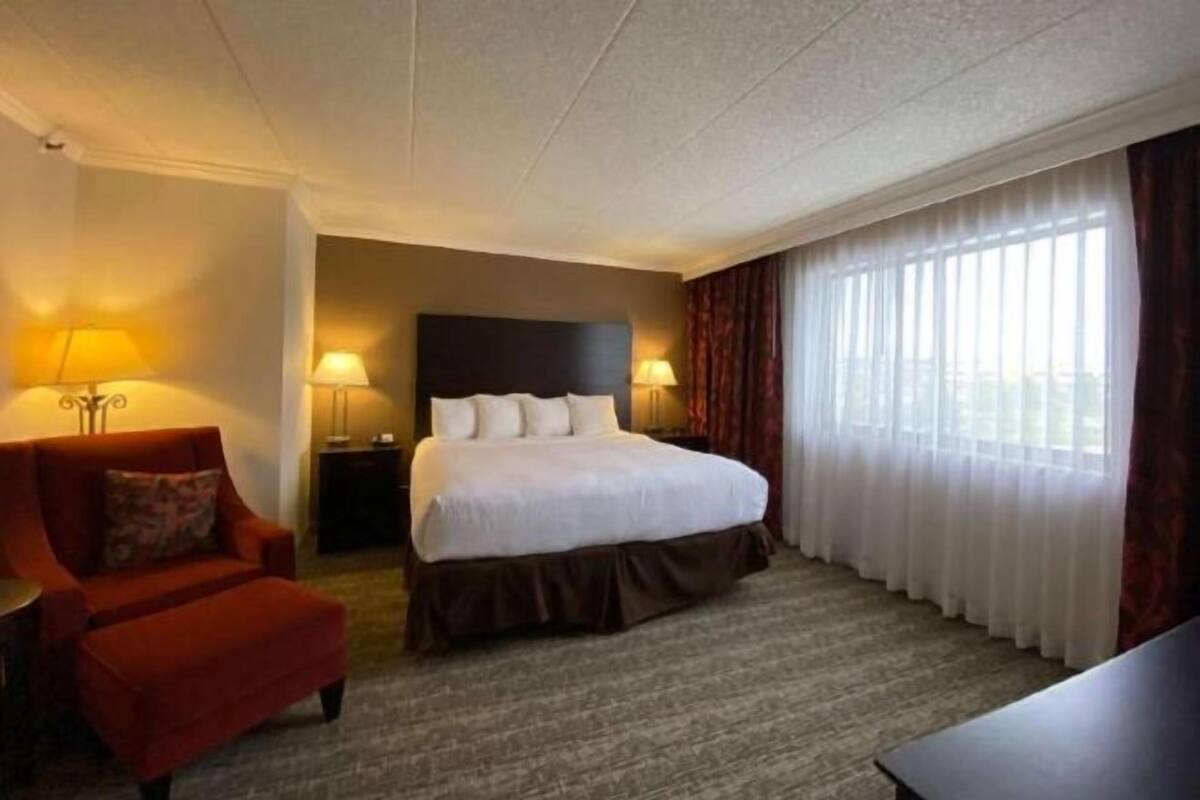 Premium bedding, in-room safe, desk, soundproofing