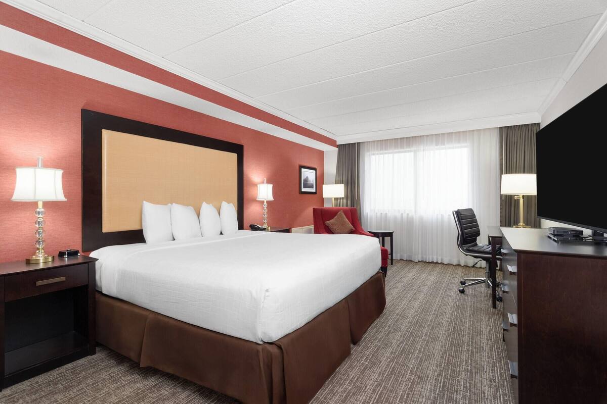 Premium bedding, in-room safe, desk, soundproofing