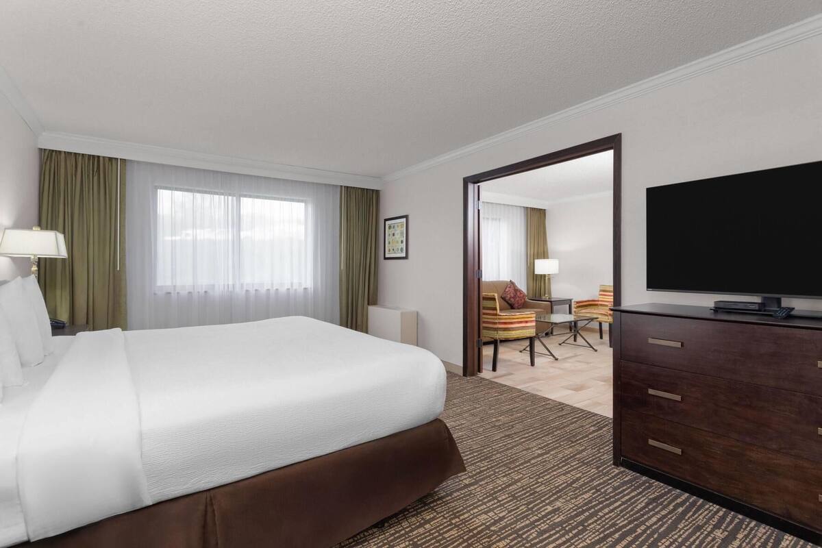 Premium bedding, in-room safe, desk, soundproofing