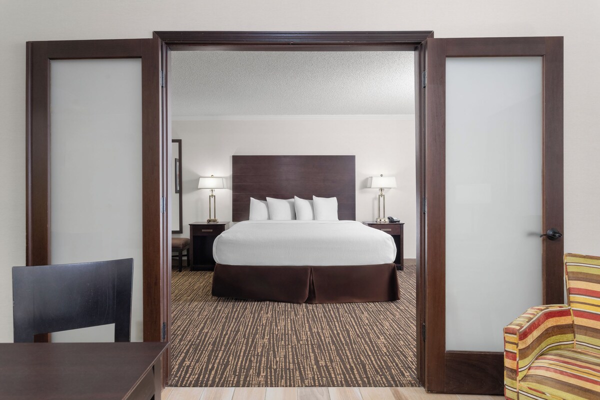 Suite, 1 Bedroom, Non Smoking | Premium bedding, in-room safe, desk, soundproofing