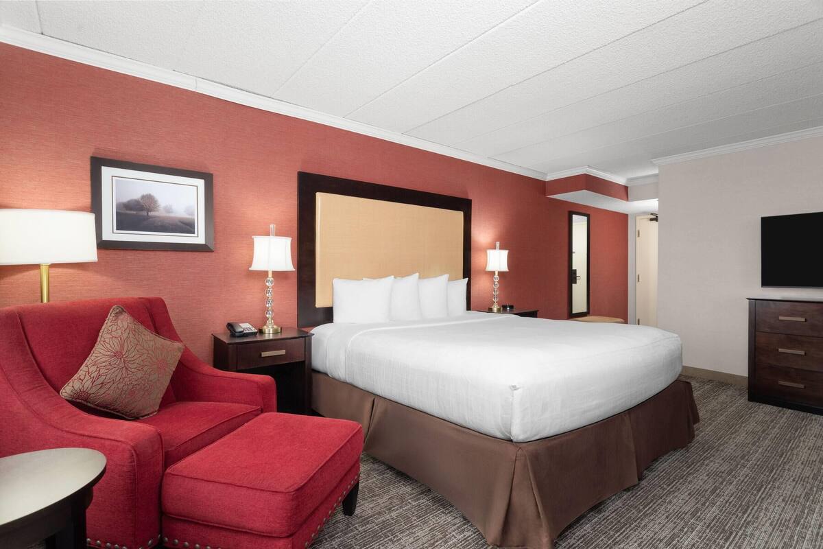 Premium bedding, in-room safe, desk, soundproofing