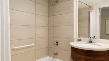 Bañera con ducha, artículos de tocador gratuitos, secador de pelo