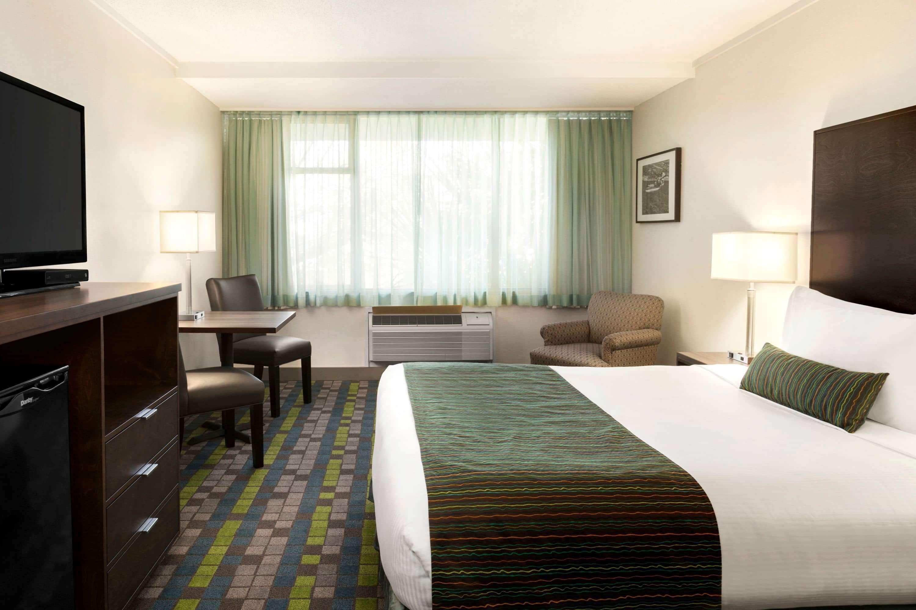 Skrivebord, blendingsgardiner og strykejern/-brett