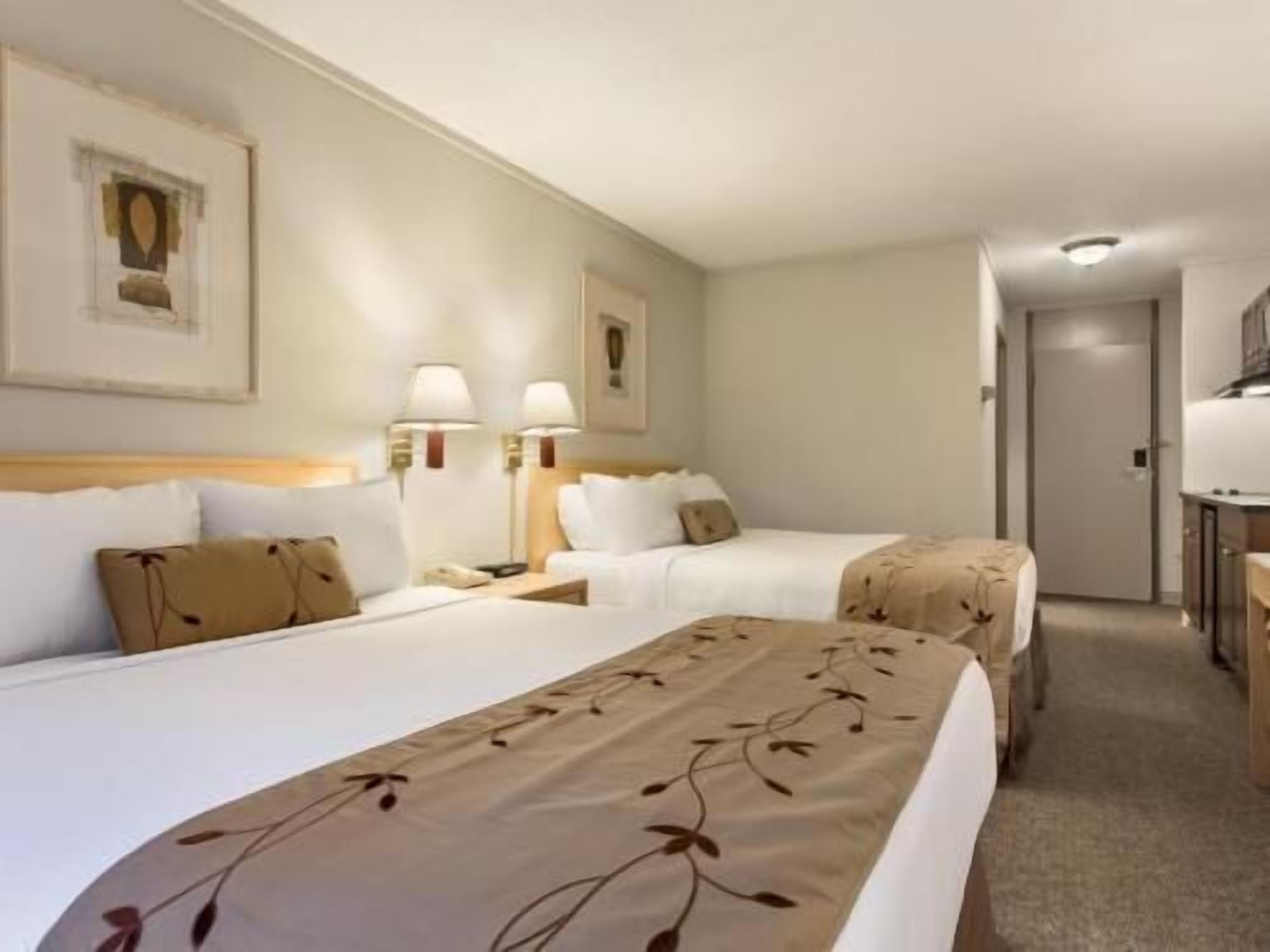 Escritorio, cortinas blackout y tabla de planchar con plancha 