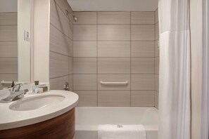 Duschwanne, kostenlose Toilettenartikel, Haartrockner, Handtücher