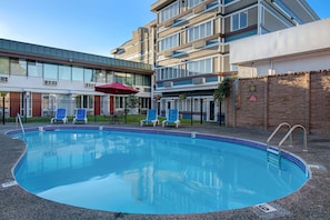 Una piscina al aire libre de temporada (de 09:00 a 19:00), sombrillas