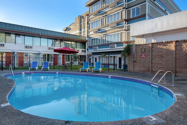 Sæsonbestemt udendørs pool, åben fra kl. 09.00 til kl. 19.00, parasoller