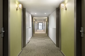 Hallway - Days Inn by Wyndham Victoria Airport Sidney (Sidney)