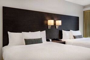 Desk, blackout drapes, iron/ironing board, free cribs/infant beds - Days Inn by Wyndham Victoria Airport Sidney (Sidney)