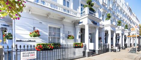 Vista frontal de la propiedad