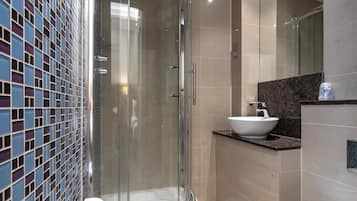 Standard Quadruple Room | Bathroom | Shower, free toiletries, hair dryer, towels