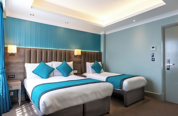In-room safe, desk, laptop workspace, blackout curtains - Sidney Hotel London Victoria (London)