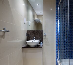 Tina, amenidades de baño gratuitas, secadora de cabello 