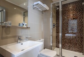 Standard Triple Room | Bathroom | Shower, free toiletries, hair dryer, towels