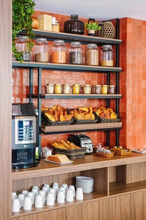 Daily continental breakfast (EUR 15 per person)