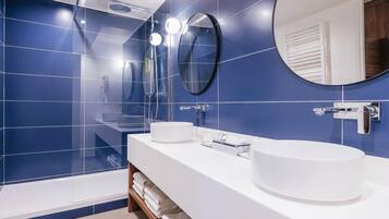 Chambre Familiale | Bathroom | Free toiletries, hair dryer, towels