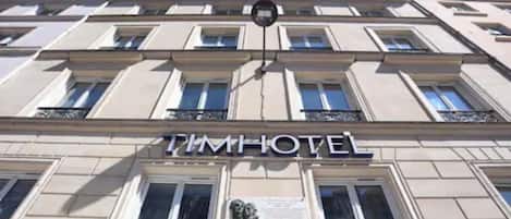 A building with a sign reading "TIMHOTEL".