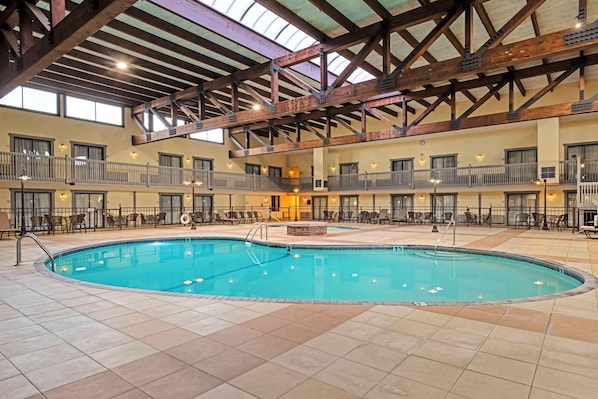 Indoor pool, sun loungers