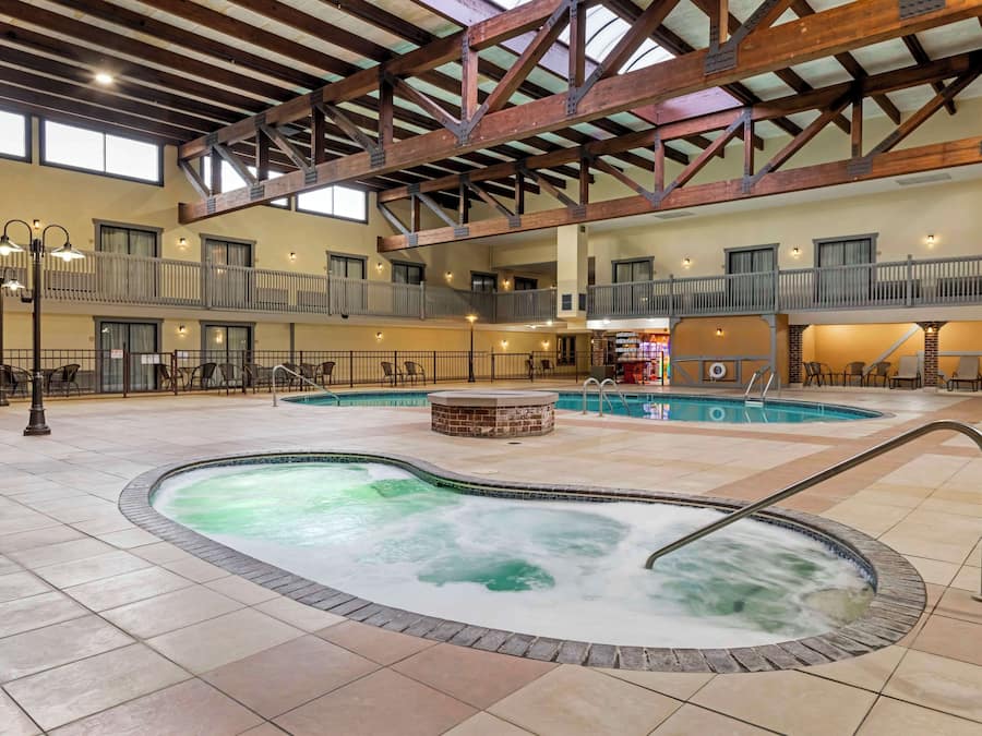 Een binnenzwembad, ligstoelen bij het zwembad