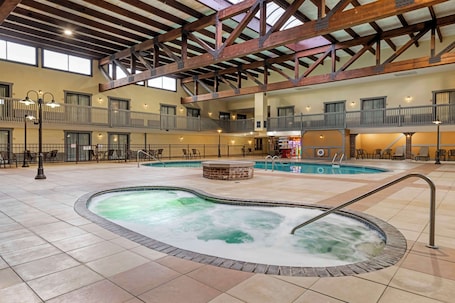 Piscina coperta, lettini. Best Western Plus New Ulm
