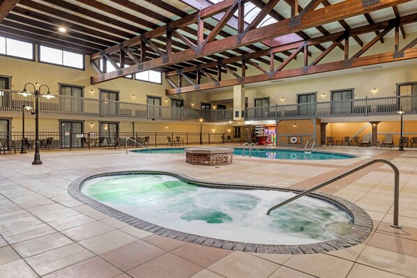 Een binnenzwembad en ligstoelen