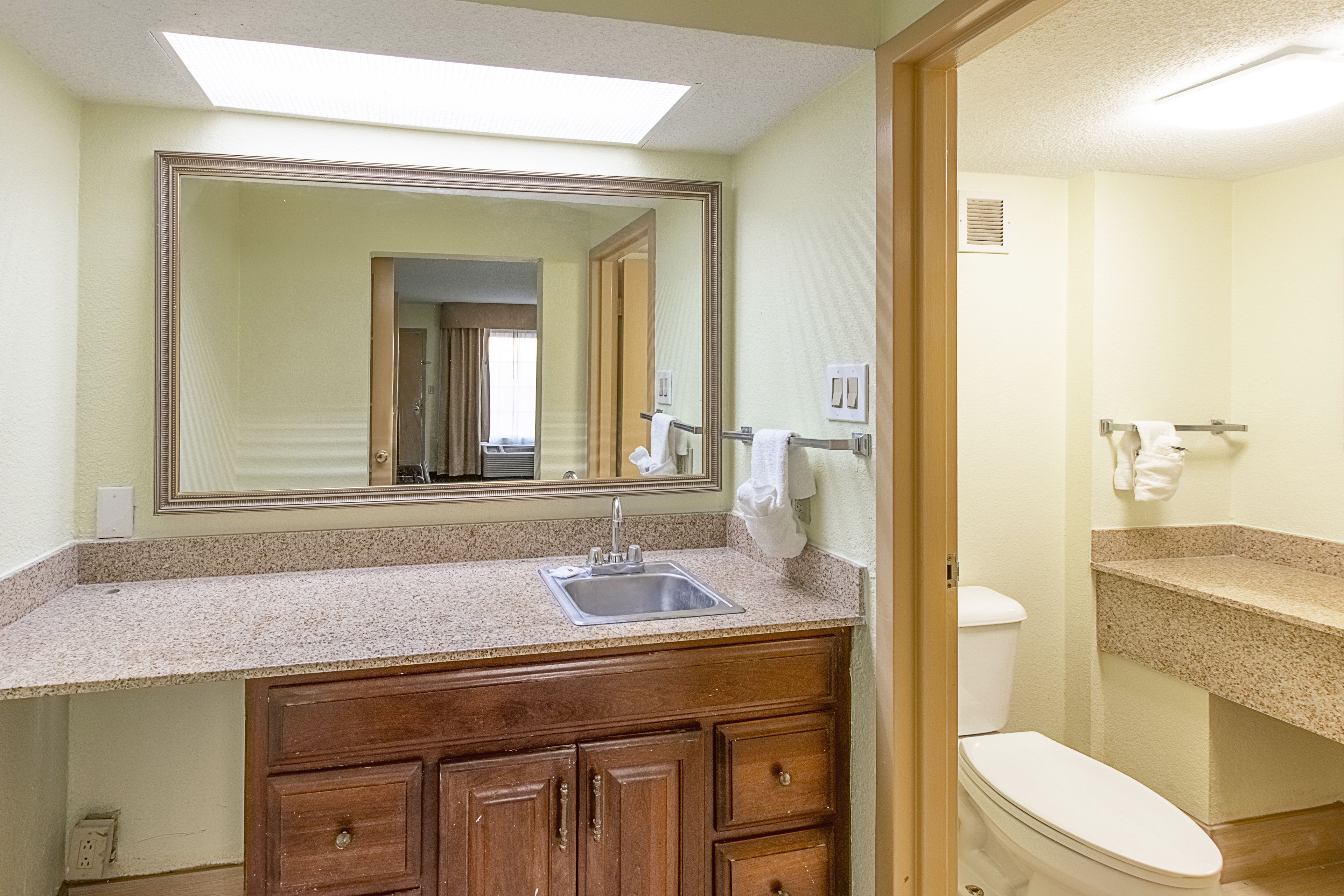 combined shower/bathtub, hair dryer, towels