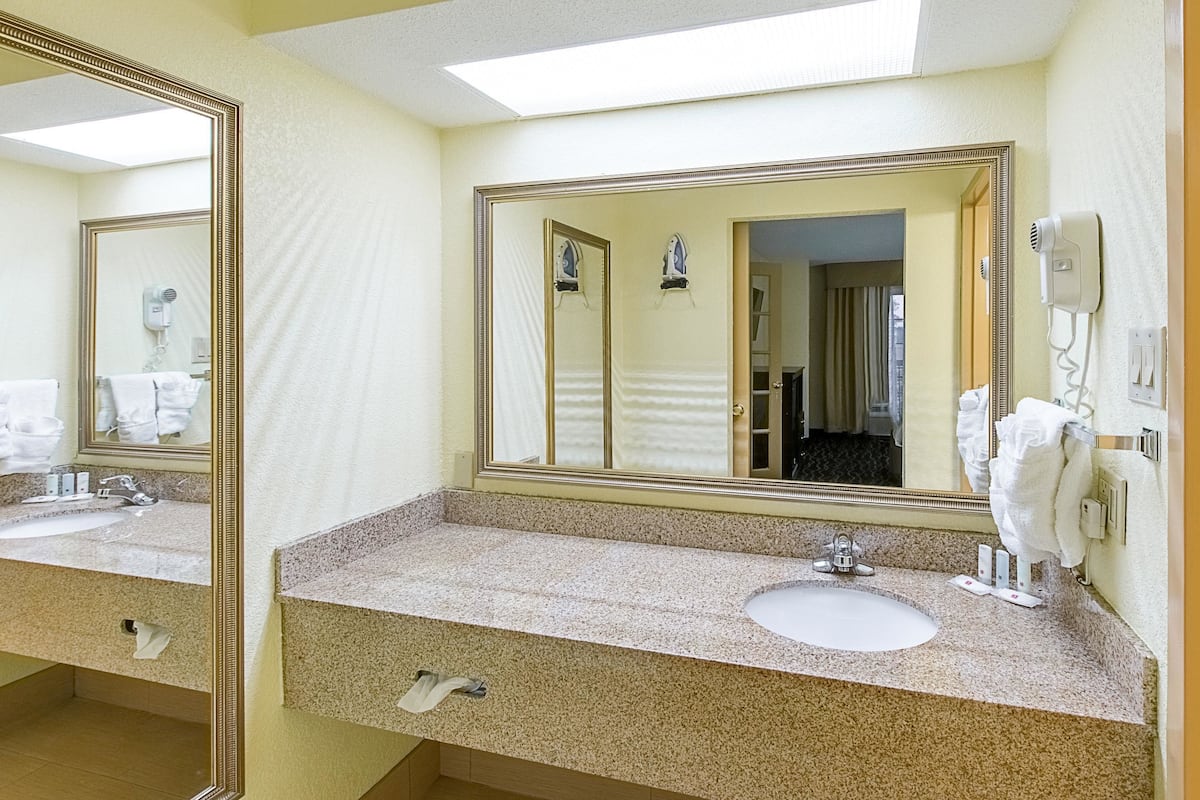 combined shower/bathtub, hair dryer, towels