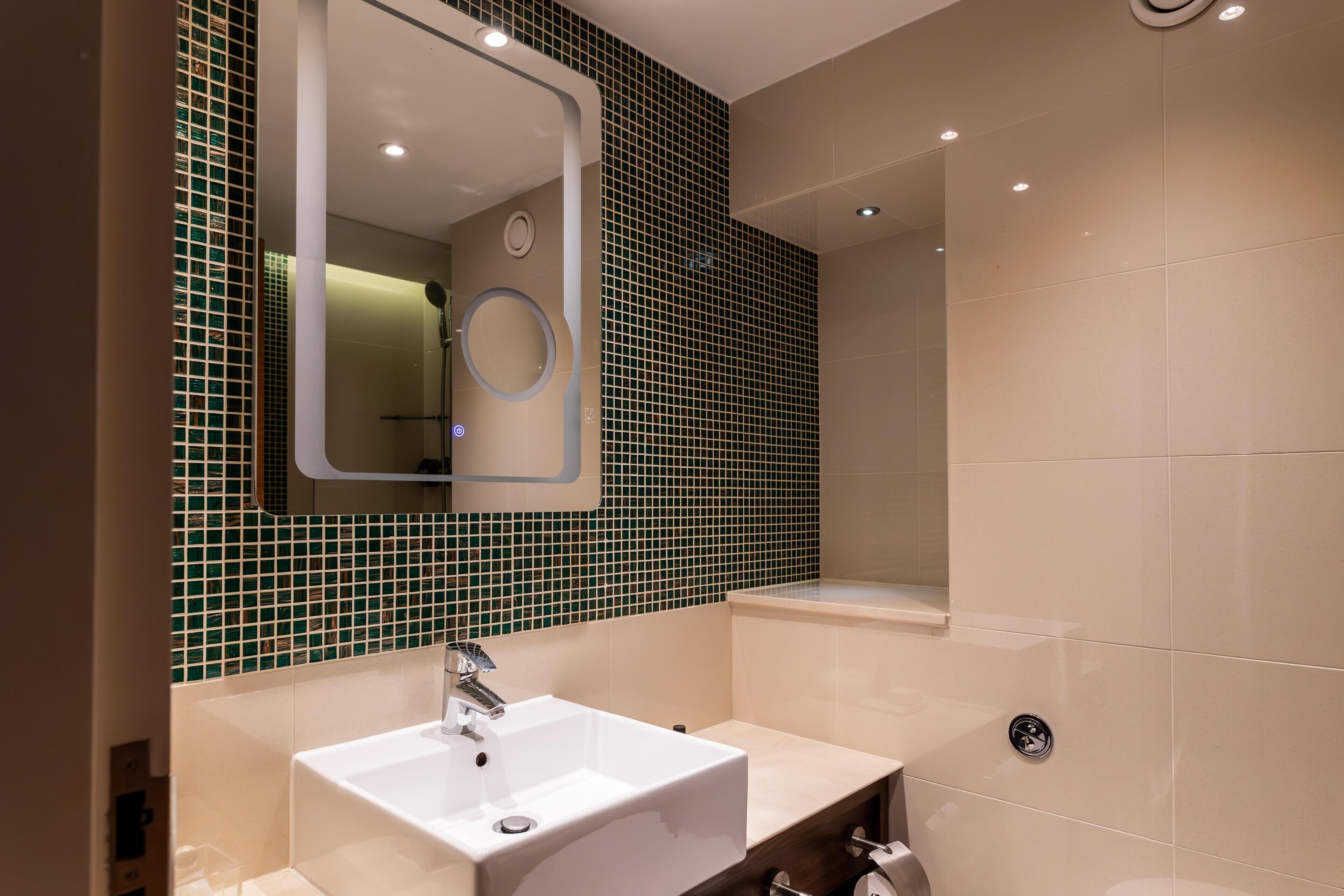 Photo - 100 Queen's Gate Hotel London Kensington, Curio Collection by Hilton