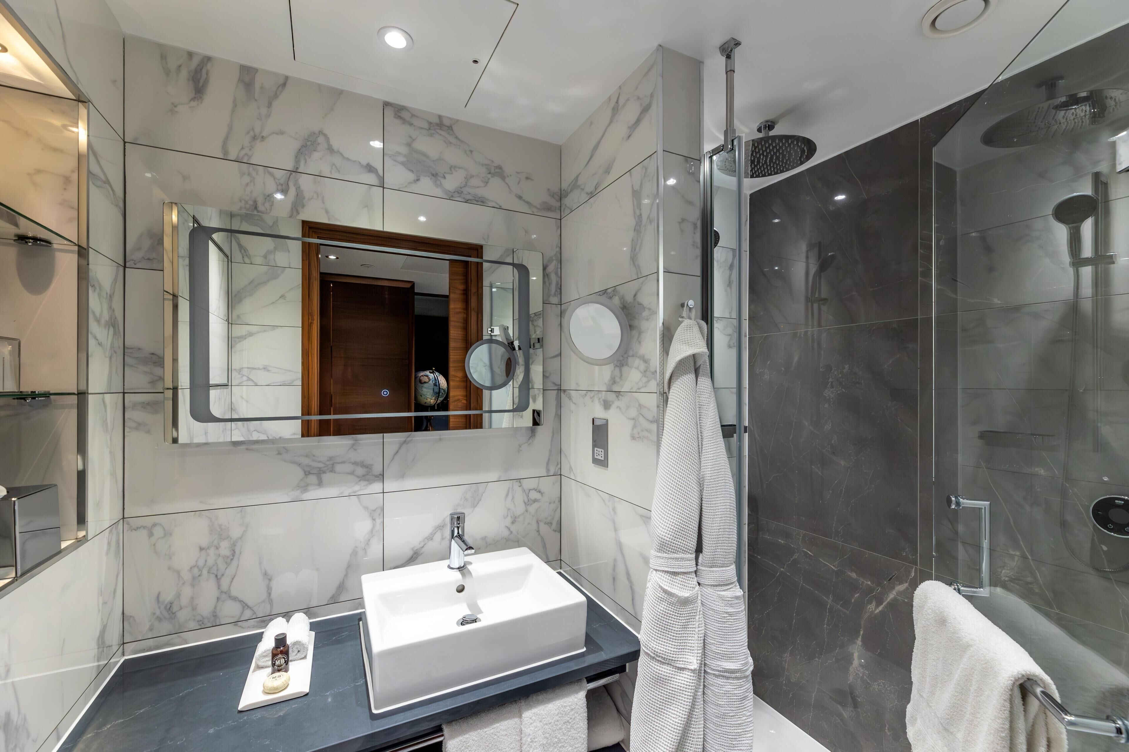 Photo - 100 Queen's Gate Hotel London Kensington, Curio Collection by Hilton